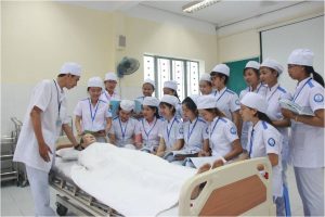 Sau khi tốt nghiệp, sinh viên ngành Điều dưỡng có thể làm việc tại bệnh viện, phòng khám, trung tâm y tế và các cơ sở chăm sóc sức khỏe